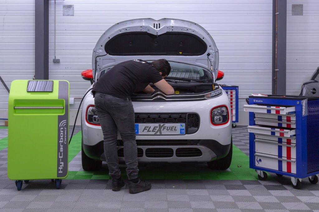 Mecánico descarbonizando un coche