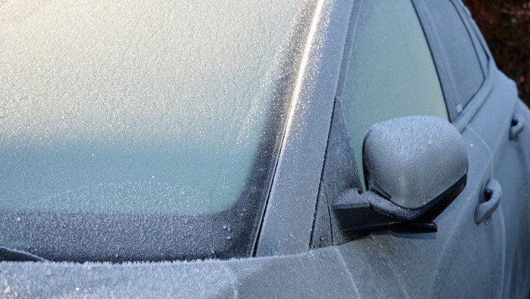 como eliminar el hielo del parabrisas