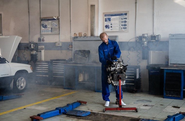 revisar el motor del coche