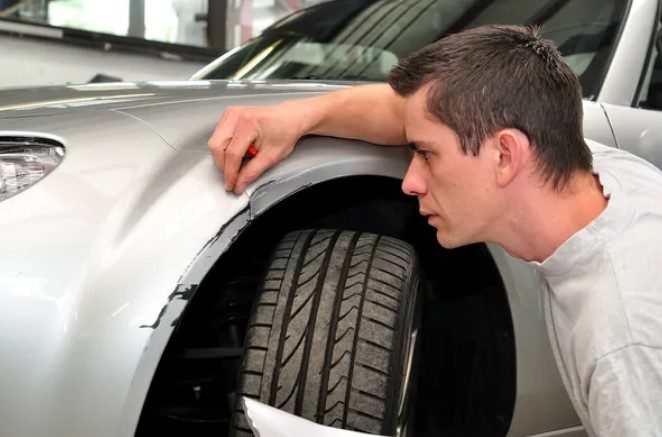 como reparar rayas en el coche