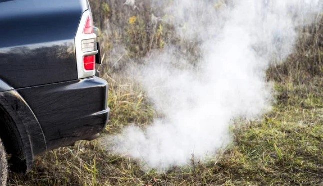 humo blanco en el coche