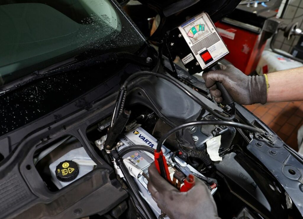 Qué hacer cuando la batería del coche está descargada o rota